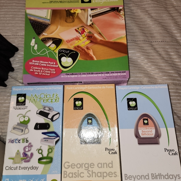 Cricut with cord and cricut jukebox with several cartridges - Picture 4 of 8